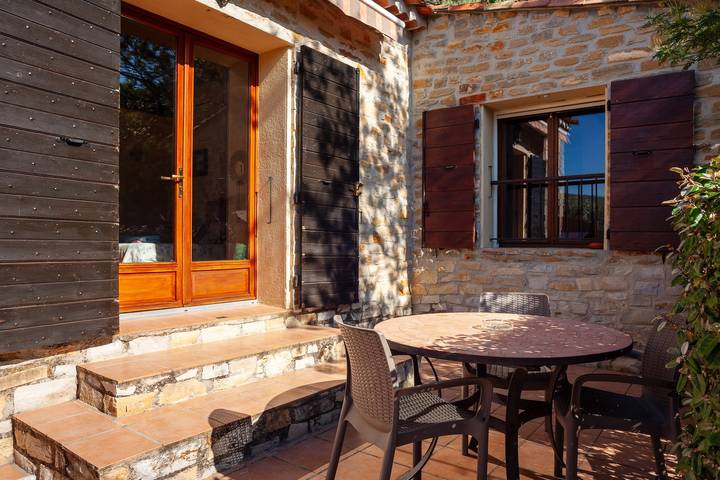 Geheel appartement, Vakantieappartement "Les Cigales" met uitzicht op de bergen, eigen tuin & Wi-Fi in Ceyreste, Marseille en omgeving