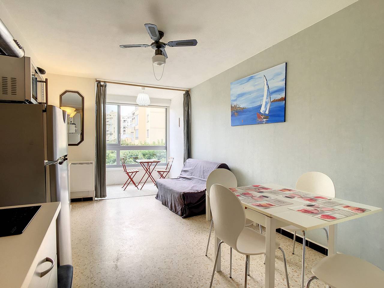 Appartement entier, Charmant 2 pièces rénové proche plage avec loggia vitrée, Tv, local vélos et parking in Carnon-Plage, Mauguio