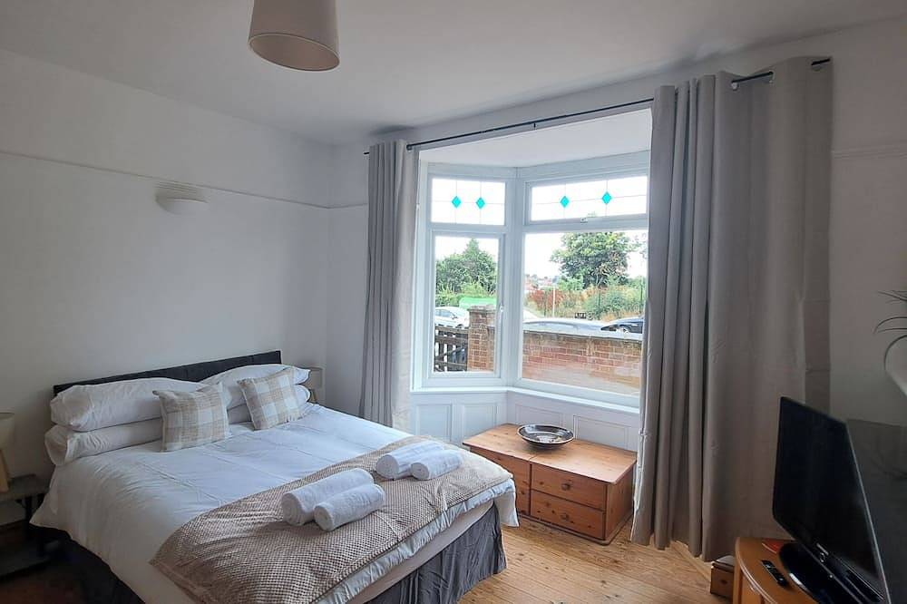 Huge 4 bed in the heart of Kettering in Kettering, Northamptonshire