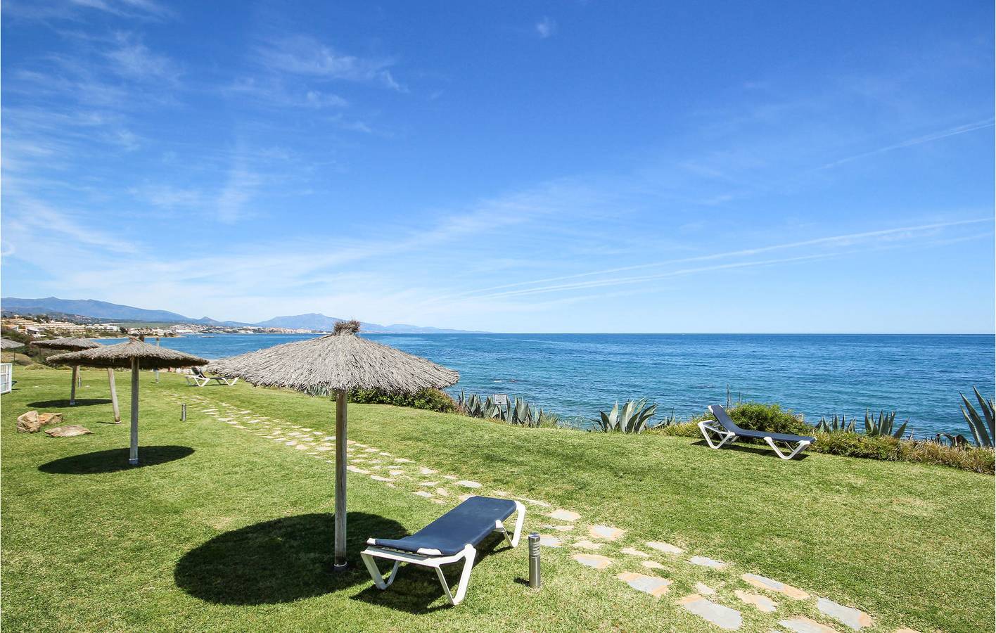 Apartamento vacacional entero, Junto a la playa 94: Terraza, Piscina, Parking y Wifi in Casares del Mar, Casares