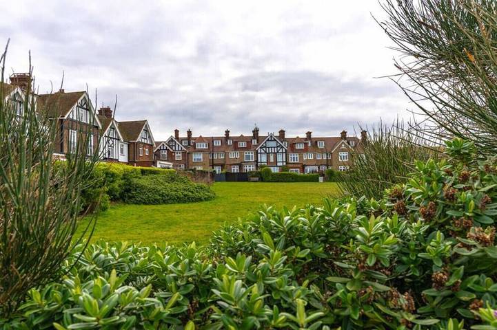 Westgate | Spectacular Sea Views | Log Burner | Sandy Beach 2 mins walk in Westgate-on-Sea, Kent