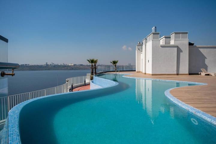 Location de vacances pour 7 personnes, avec Balcon et Terrasse ainsi que Jardin et Piscine à Istanbul