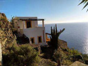 Gîte pour 2 personnes, avec vue et jardin dans Alicudi