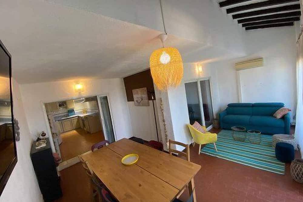 Apartamento entero, Frente a la playa, vista completa al mar, puerto a pie, terraza de 40 m². in Le Brusc, Six-Fours-les-Plages