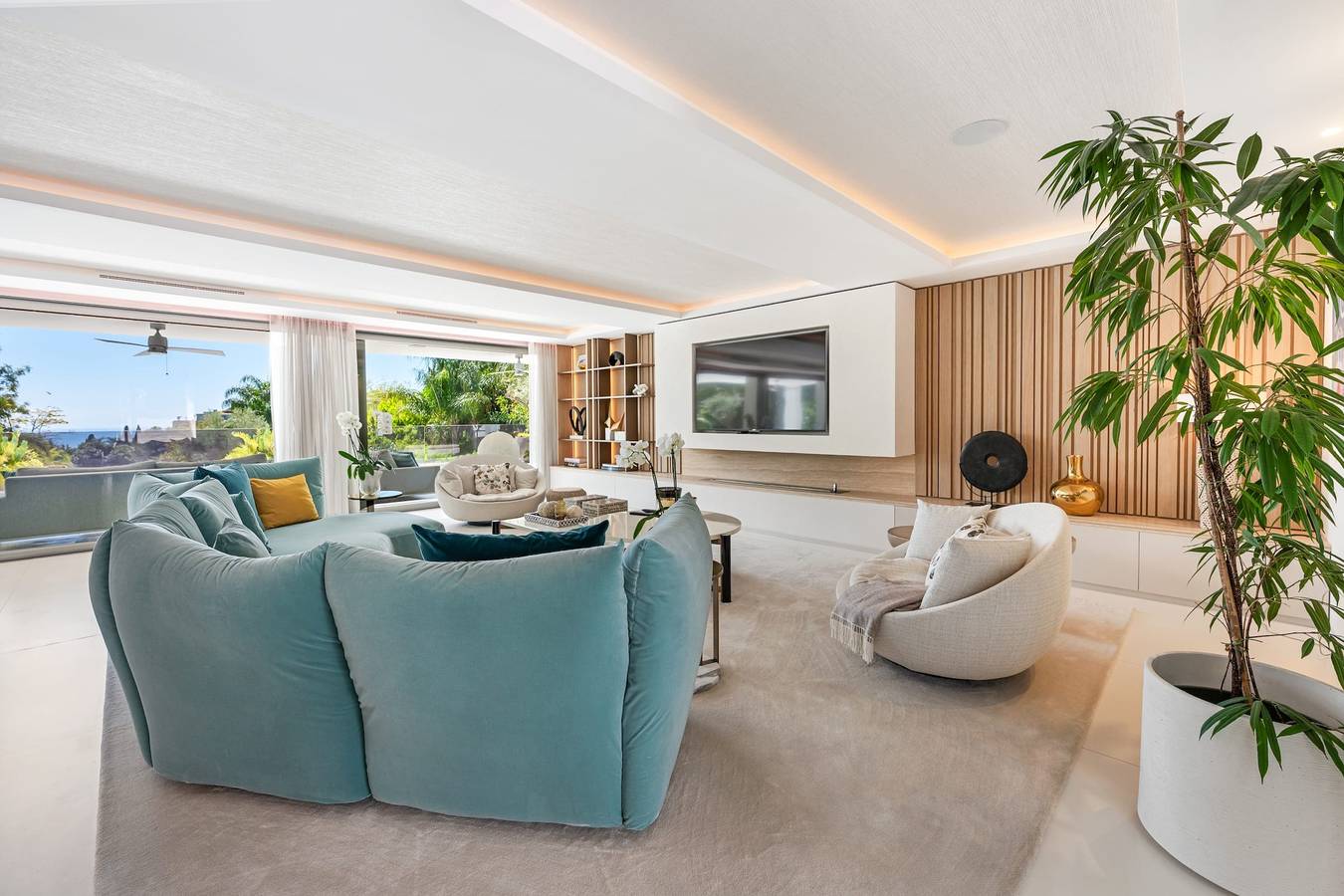 Villa for 16 people with terrace in Marbella West, Marbella