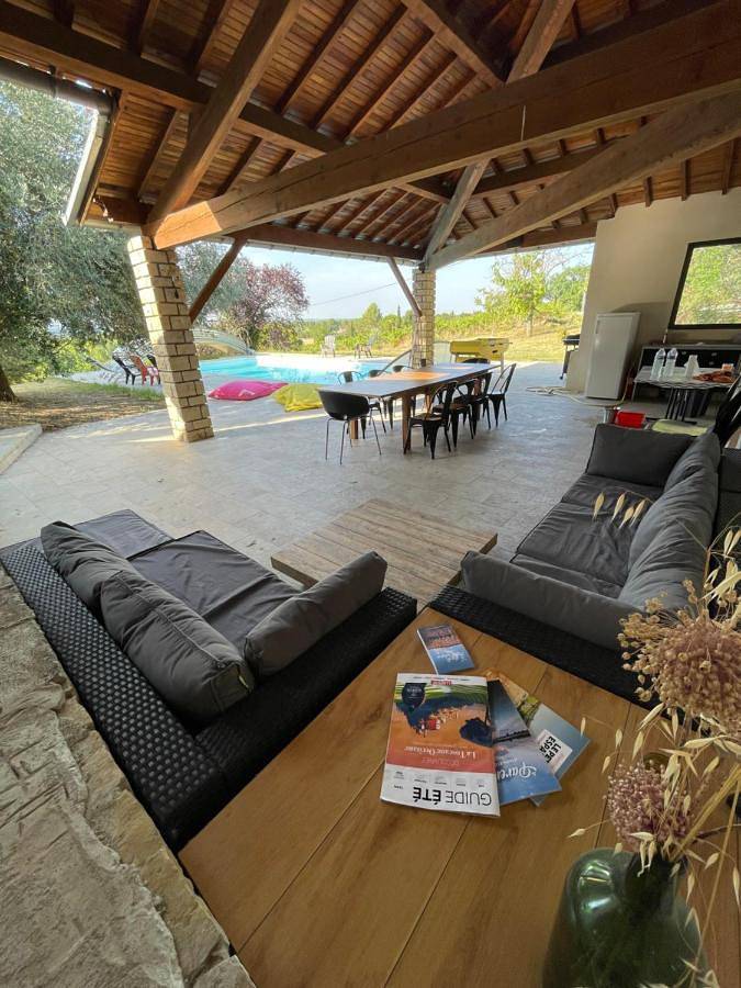 Location de vacances pour 14 personnes, avec Terrasse et Jardin ainsi que Piscine et Vue à Senouillac