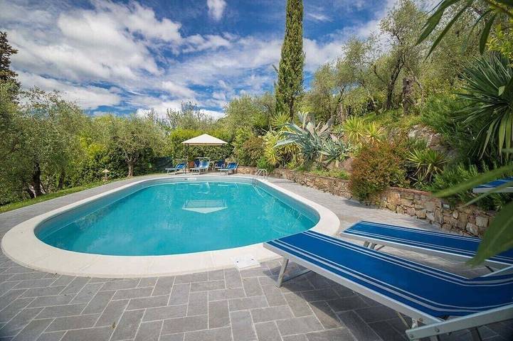 Agriturismo con piscina per 8 persone, con giardino e idromassaggio nonché balcone a Lucca