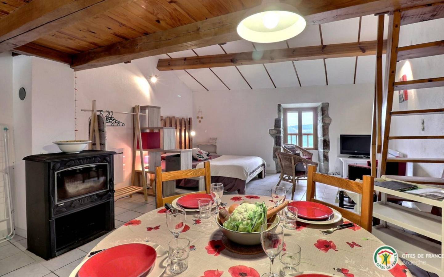 Gîte « Le Nid » avec jardin commun et Wi-Fi in Chazeaux, Parc naturel régional des Monts d'Ardèche