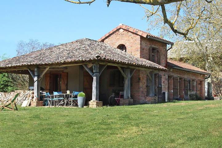 Location de vacances pour 4 personnes, avec terrasse ainsi que piscine et jardin dans Lacourt-Saint-Pierre