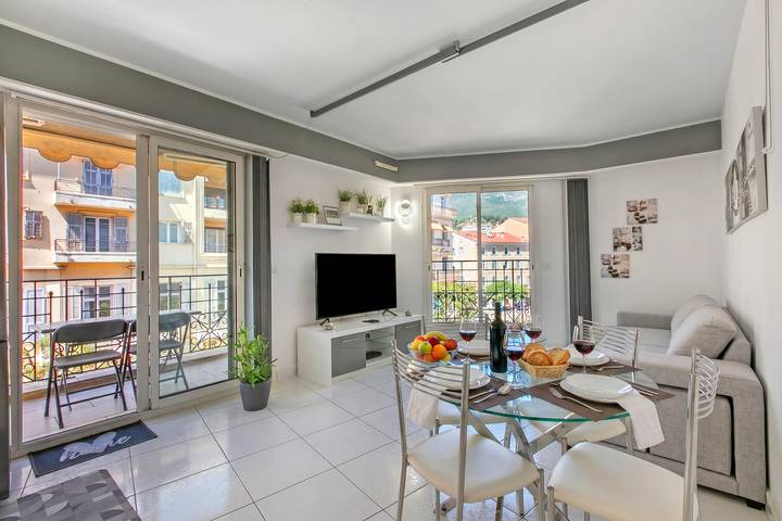 Appartement entier, Victoria Beach White Apt with Balcony in Menton, Côte méditerranéenne (France)