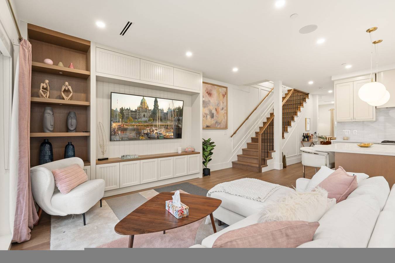 Elegant 4Br Home | Central Vancouver Stay in Vancouver, Columbia Britannica