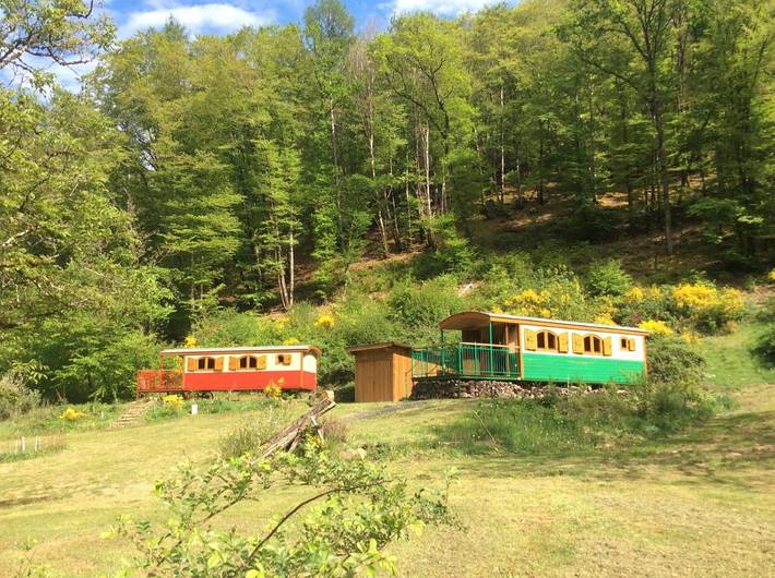 Tente pour 4 personnes, avec terrasse ainsi que vue et jardin dans le Cantal - 2