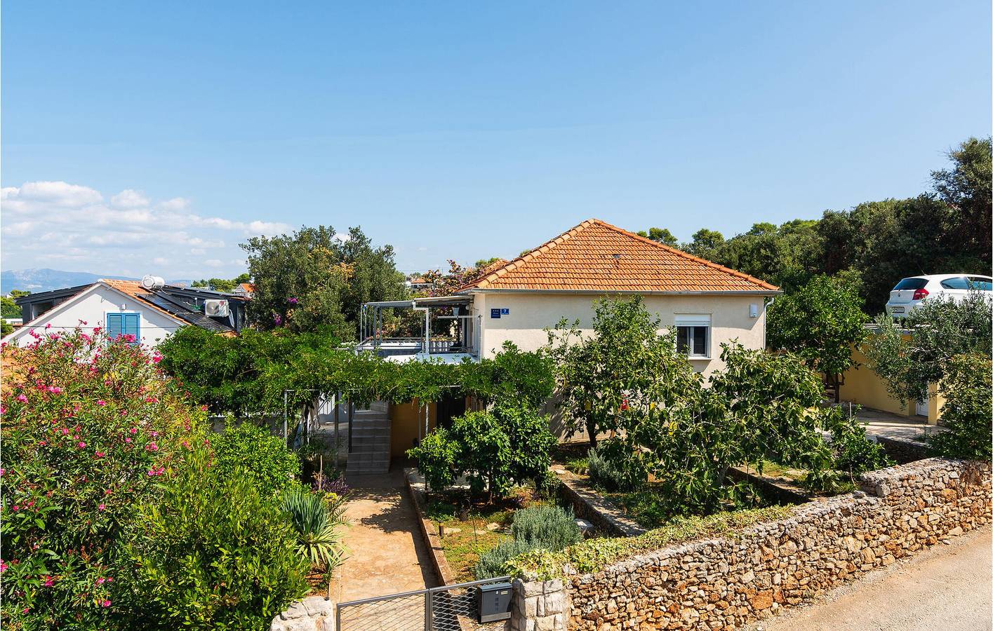 Ganze Ferienwohnung, Gemütliche Ferienwohnung mit Meerblick, WLAN und Parkplatz, nur wenige Schritte vom Necujam entfernt in Necujam, Solta