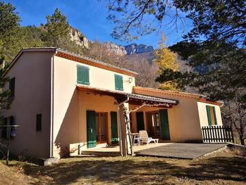 Gîte pour 10 personnes, avec jardin et vue, animaux acceptés à Châtillon-en-Diois