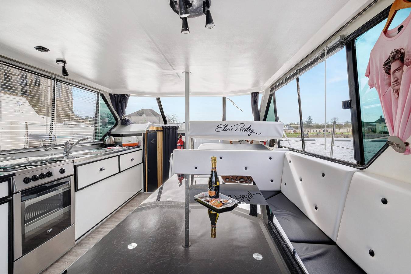 Péniche 'Bateau Elvis' avec terrasse privée in Sablé-sur-Sarthe, Sarthe