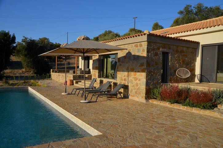 Villa for 6 people, with pool and garden in Greece
