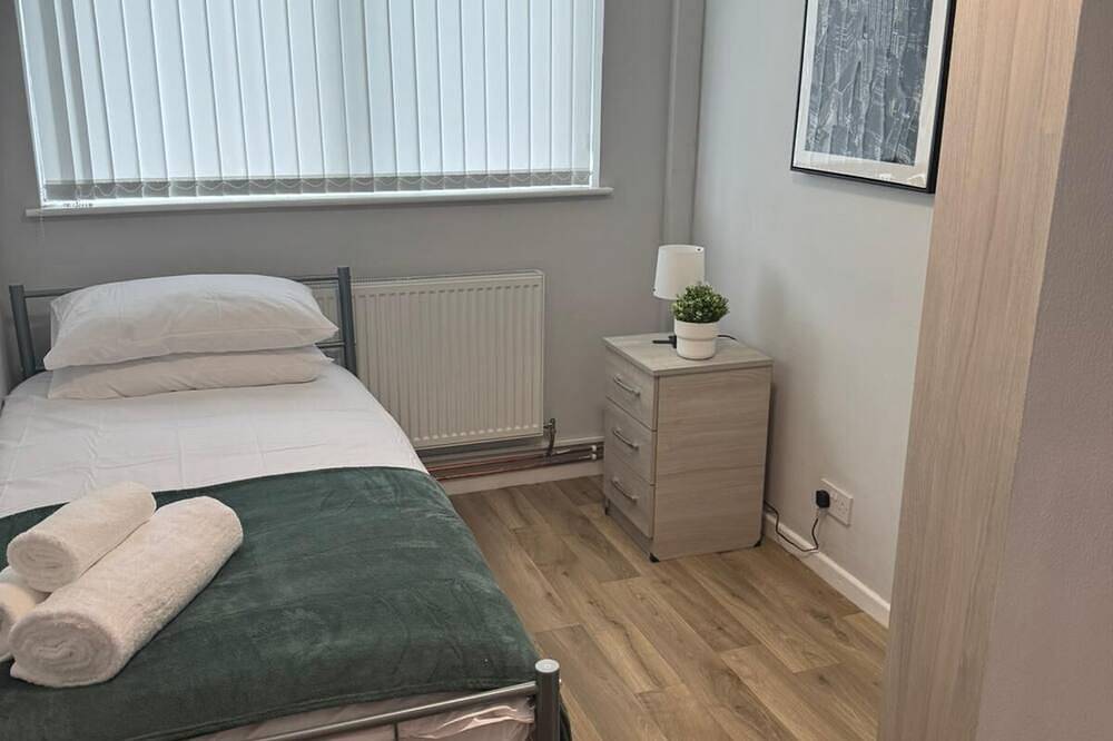 Entire apartment, 4 Bedroom Flat - Sleeps 5 - Free Parking & Wifi - Warwickshire in Warwick, Warwickshire