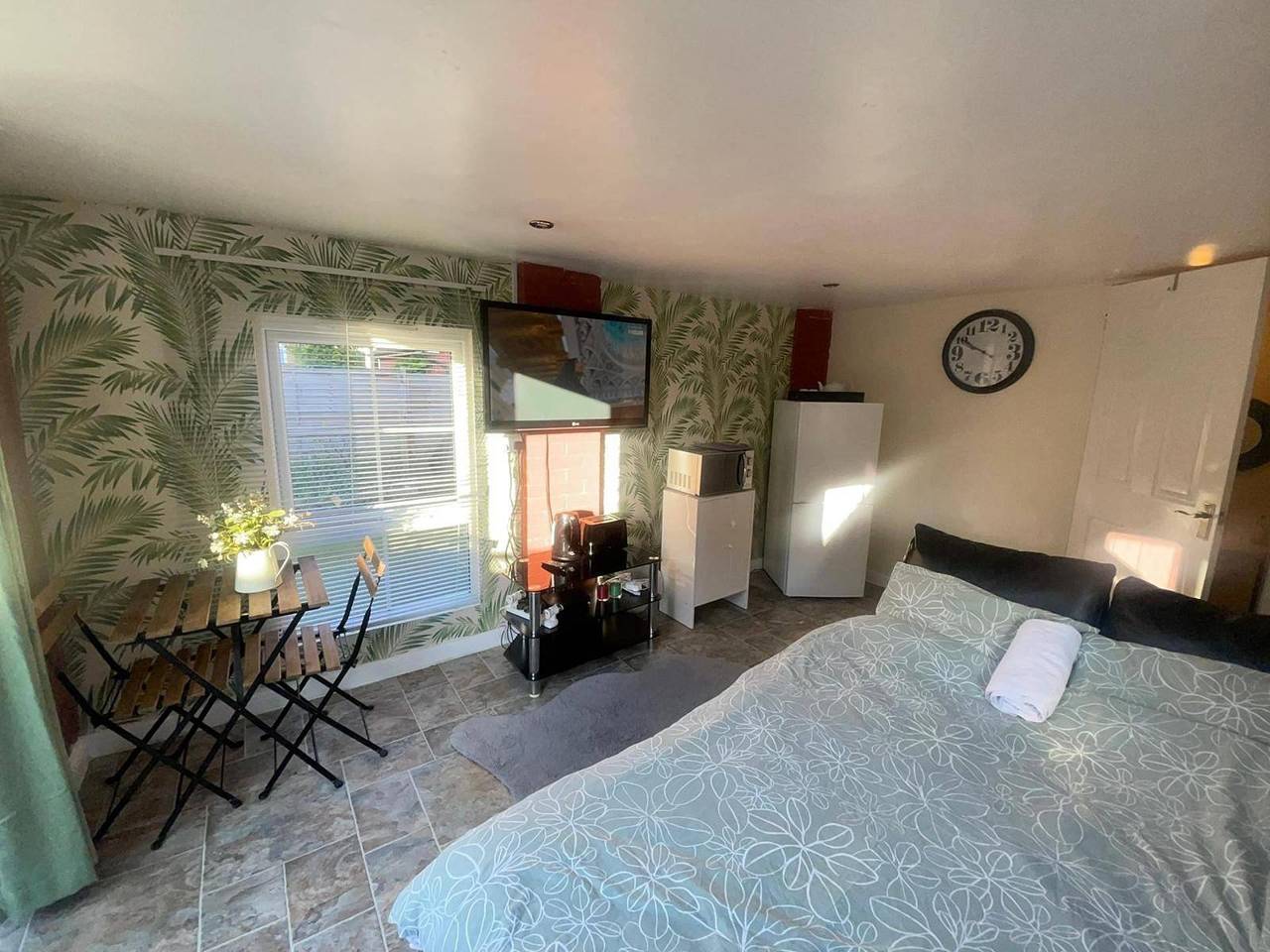 Ganzes Studio, Studio-Sleeps 2 free parking-garden-near shops in Almondsbury, Süd Gloucestershire