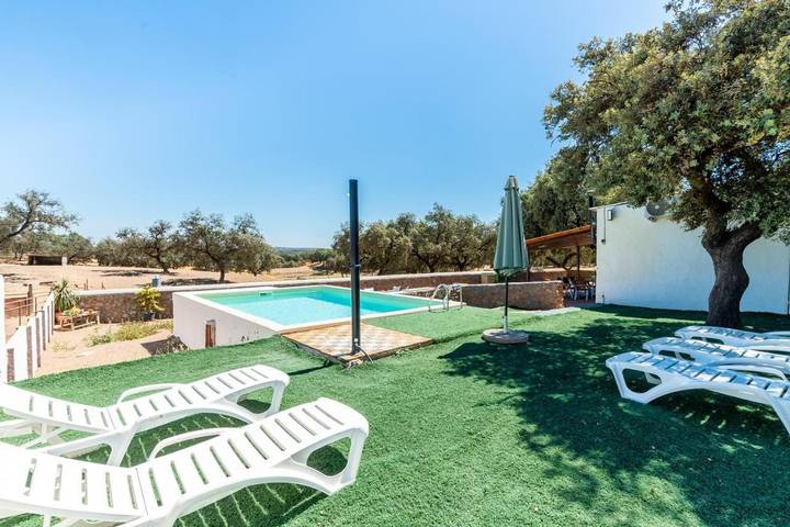 Casa rural para 14 personas, con vistas al lago y piscina además de jardín y vistas, Se admiten mascotas en Santa Olalla del Cala