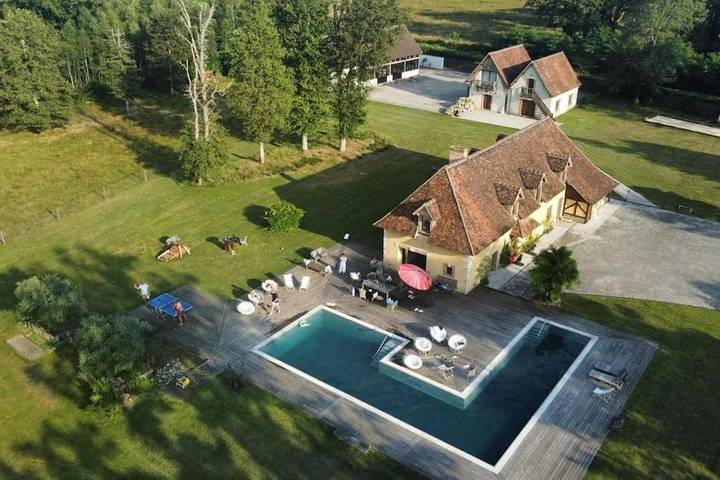 Villa pour 12 personnes, avec Balcon et Terrasse ainsi que Jardin et Piscine dans le Cher