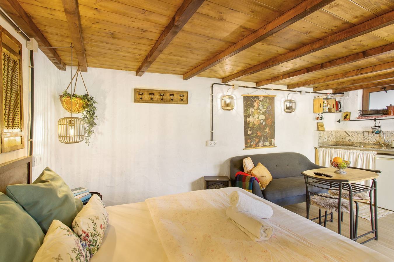Appartement entier, Vacances 'El Nido Fuente Hervera' avec vue sur les montagnes, terrasse privée et Wi-Fi in Las Lagunetas, Vega de San Mateo