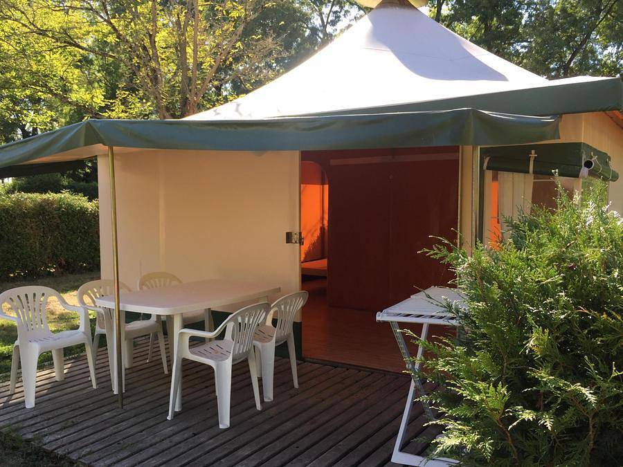 Flower Camping  Les Granges - Bungalow toilé 5 personnes - Standard sans sanitaires in Luynes, Région de Tours