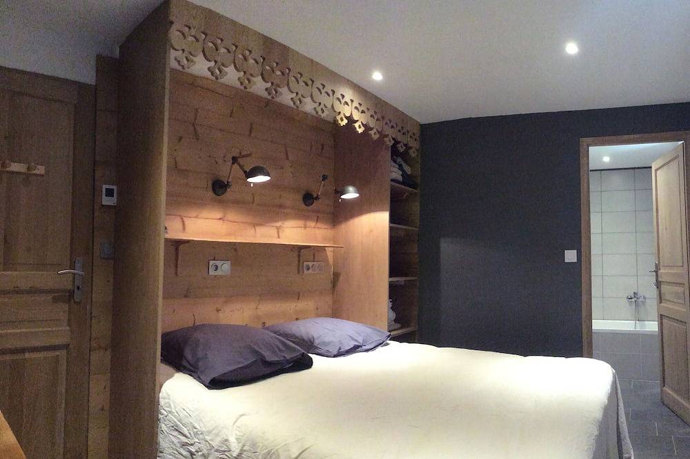 Charming chalet on a ski slope at 5550 feet altitude overlooking the valley; in Valmeinier, Saint-Jean-de-Maurienne region