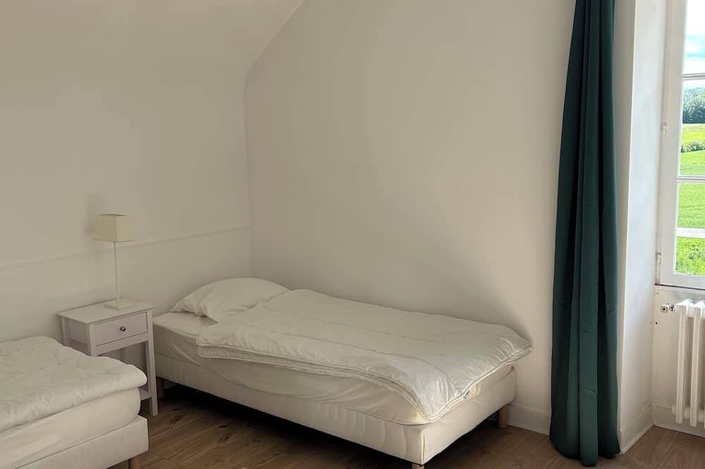 Charming cottage located in the park of  a 17th century castle in Saint-Lubin-en-Vergonnois, Région de Blois