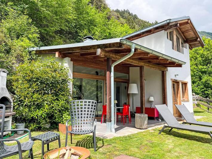Chalet per 3 persone, con giardino e vista lago nonché terrazza e sauna in Ledro