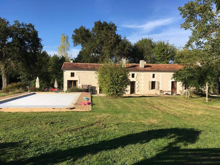 Location de vacances pour 3 personnes, avec piscine ainsi que jacuzzi et jardin à La Roche-Chalais - 4