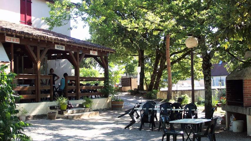 Camping pour 5 personnes, avec piscine ainsi que vue et terrasse dans le Lot - 4
