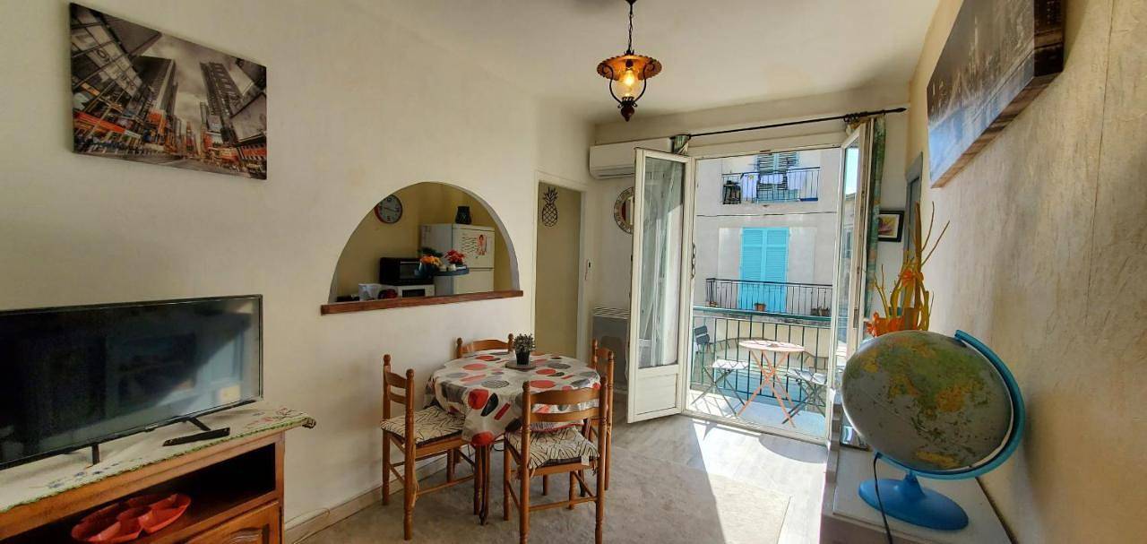 Appartement entier, Apartment with Balcony in Fréjus, Côte méditerranéenne (France)