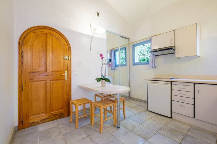 Appartamento intero, Villa "Numero 2" tranquilla con piscina privata e Wi-Fi ad alta velocità in Châteauneuf-Grasse, Costa mediterranea (Francia)