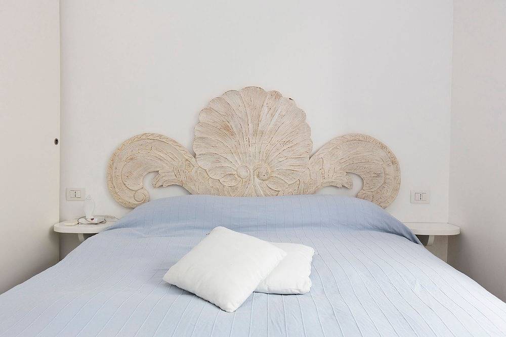 Charming, quiet house with magnificent views of the sea and capri from above in Marina Piccola (Capri), Capri