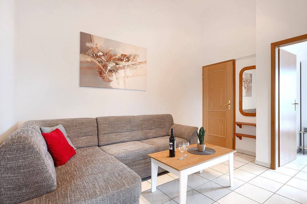 Entire apartment, Beautiful spacious apartment (No. 4) with 2 bedrooms 300m to the beach in Poreč, Grad Poreč