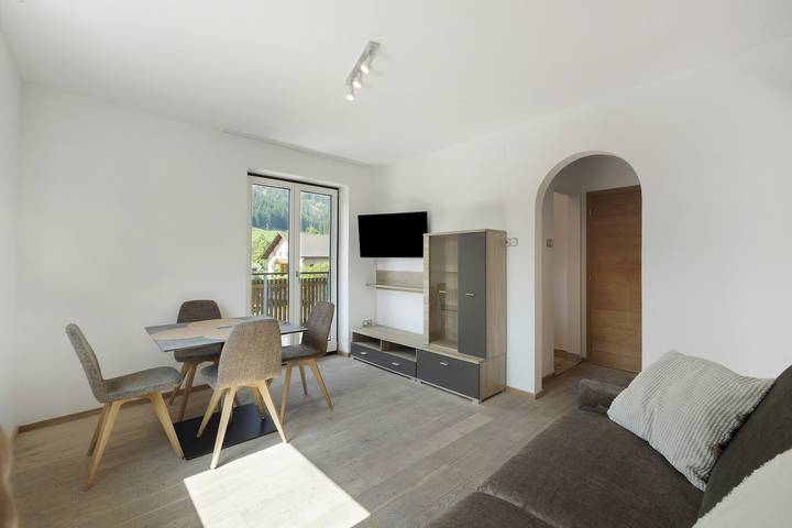 Appartamento per 4 persone, con giardino e balcone a Villabassa