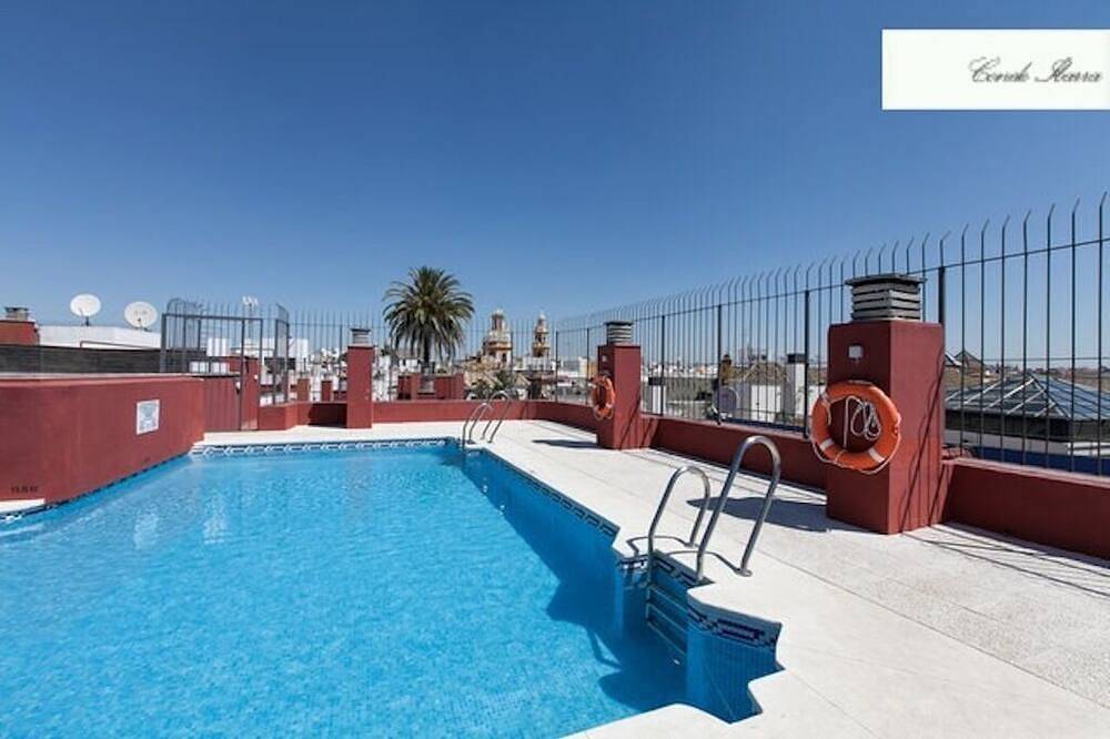 Entire apartment, Quiet-center-Wifi-parking+20€/d Swimming pool 15 May to 15 October in Casco Antiguo, Sevilla