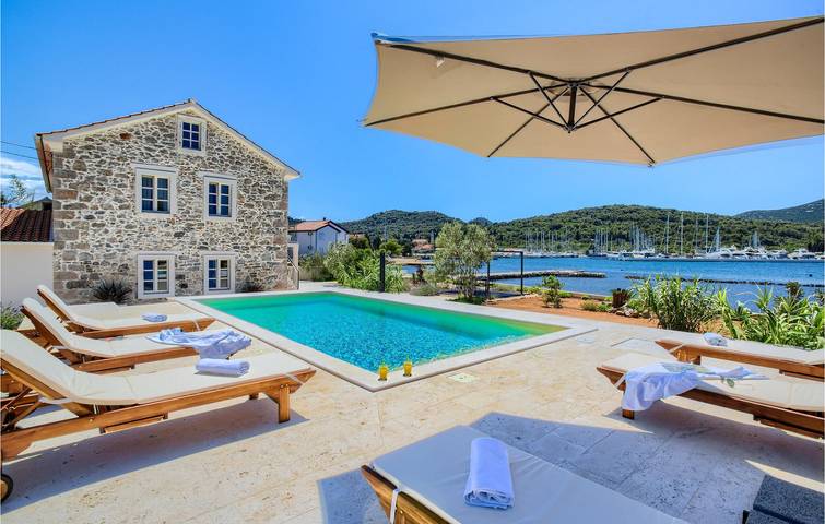 Accogliente appartamento sul mare con piscina, Wi-Fi e parcheggio in Sutomiscica, Isola di Ugljan