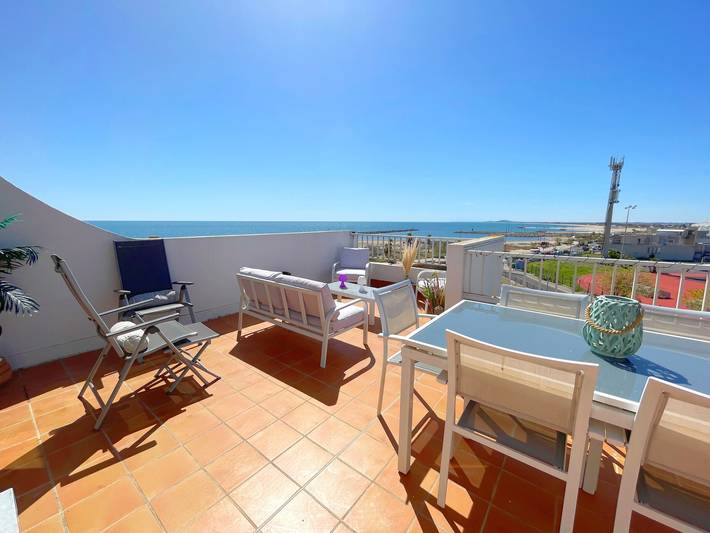 Gîte pour 6 personnes, avec terrasse dans Plage de La Corniche