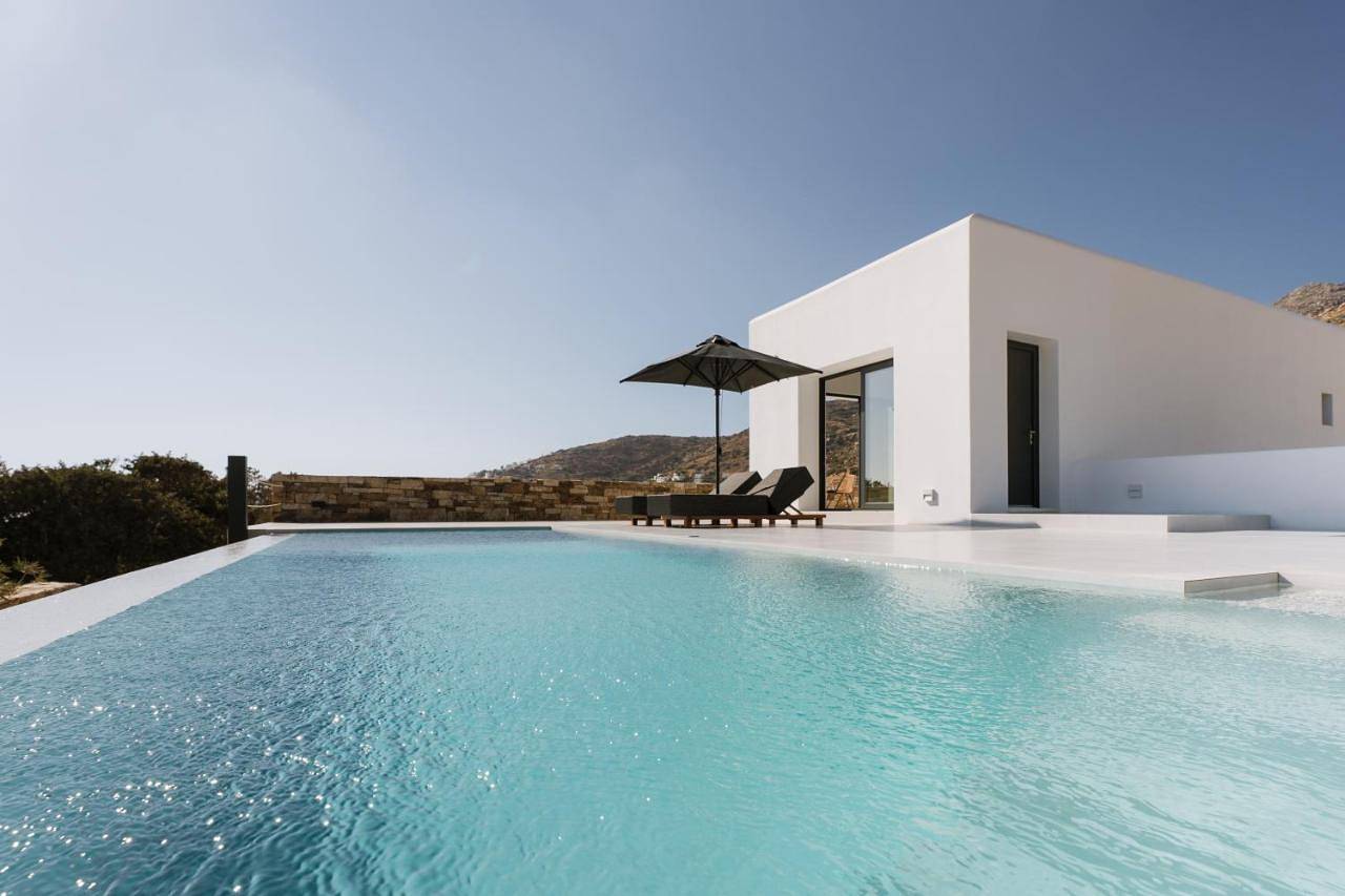 Suite with Private Pool in Mylopotas, Íos