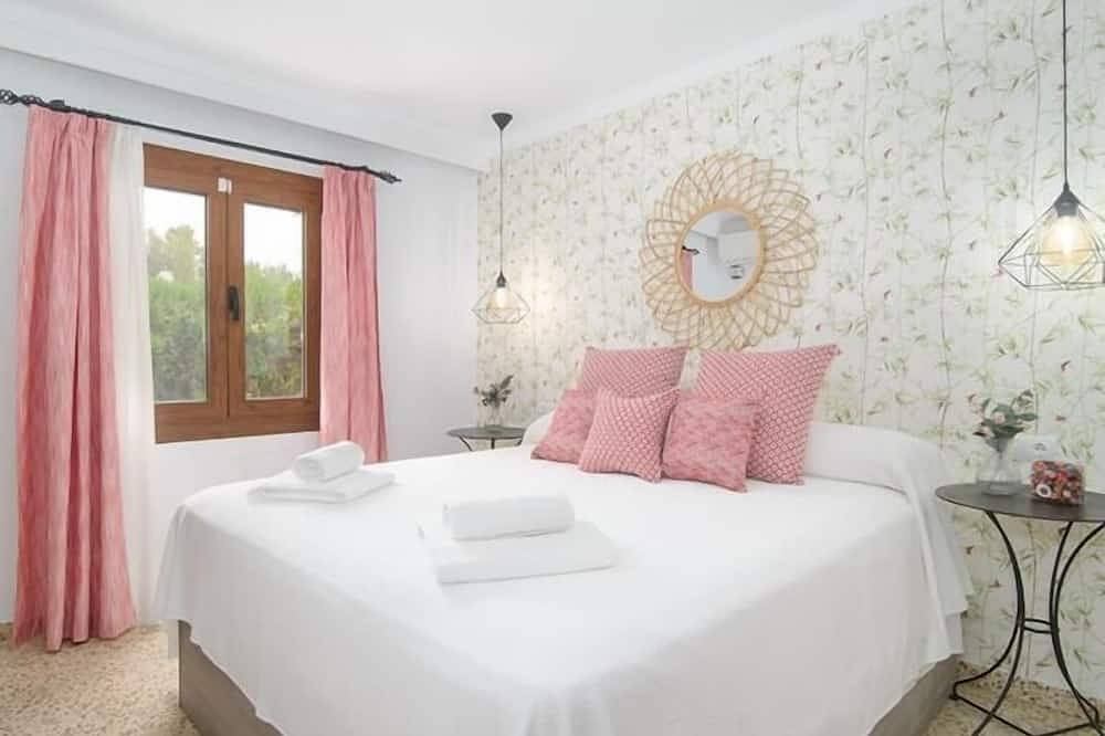 Village house for 6 people in Cala Llombards. in Cala Llombards, Santanyí