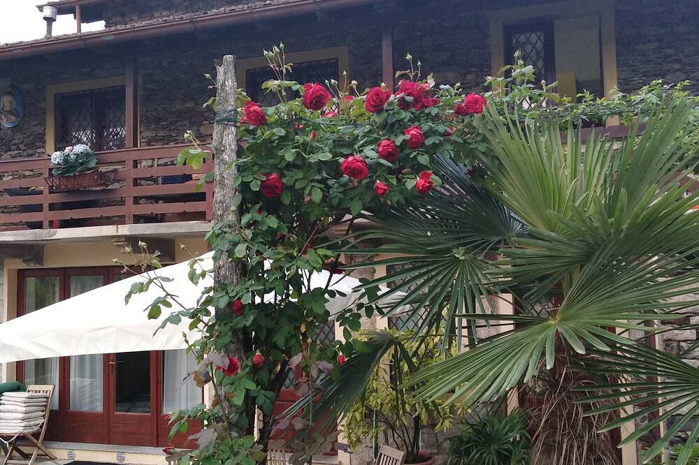 Apartment in stone chalet surrounded by greenery a few steps from the lake in Stresa, Comune di Stresa