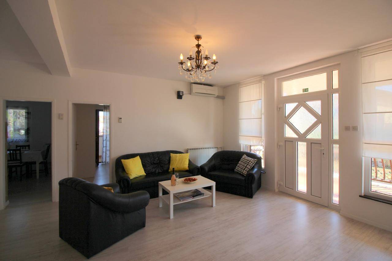Entire holiday apartment, Rosemary flat with terrace and pool in Vrvari, Porec region