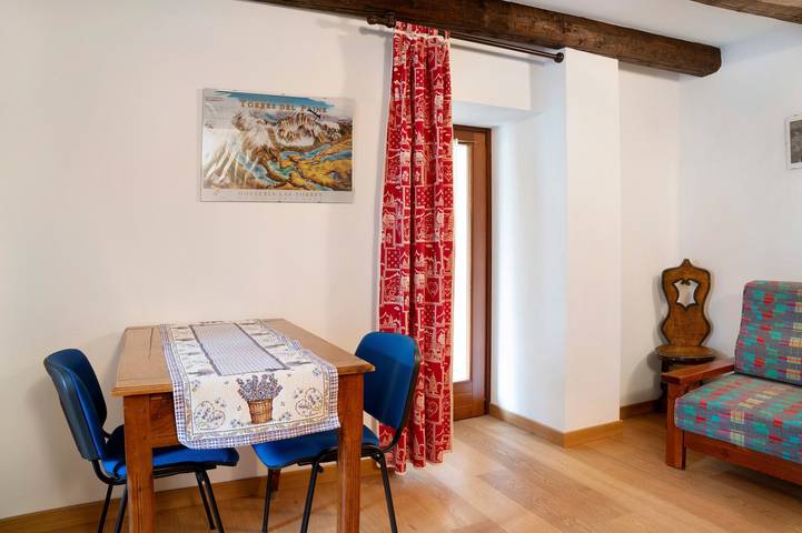 Ganze Wohnung, Apartment „Chalet Provenzale Trilocale“ mit Bergblick, Gemeinschaftsgarten und Wlan in Acceglio, Cuneo Provinz