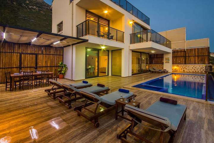 Vakantiehuis voor 8 personen, with tuin and balkon as well as whirlpool and sauna in Kalkan