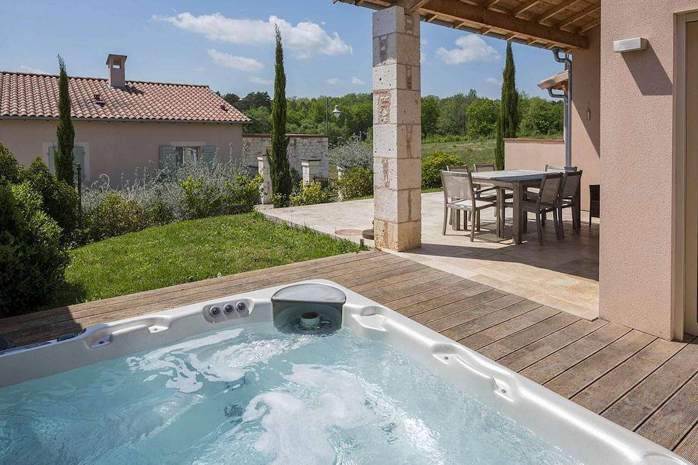 New Luxury 2-Bett-Villa mit Jacuzzi auf Chateau Weingut Estate Villa Corduries in Castelnau-de-Montmiral, Albi und Umgebung