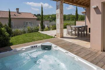 Cottage pour 4 personnes, avec jardin ainsi que terrasse et jacuzzi dans Forêt domaniale de Grésigne