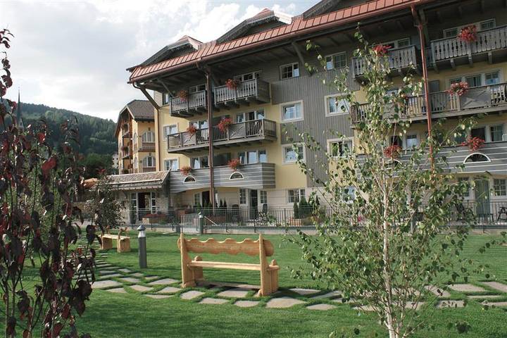 Appartamento per 4 persone, con Terrazza e Giardino nonché Piscina per bambini e Piscina in Passo San Pellegrino