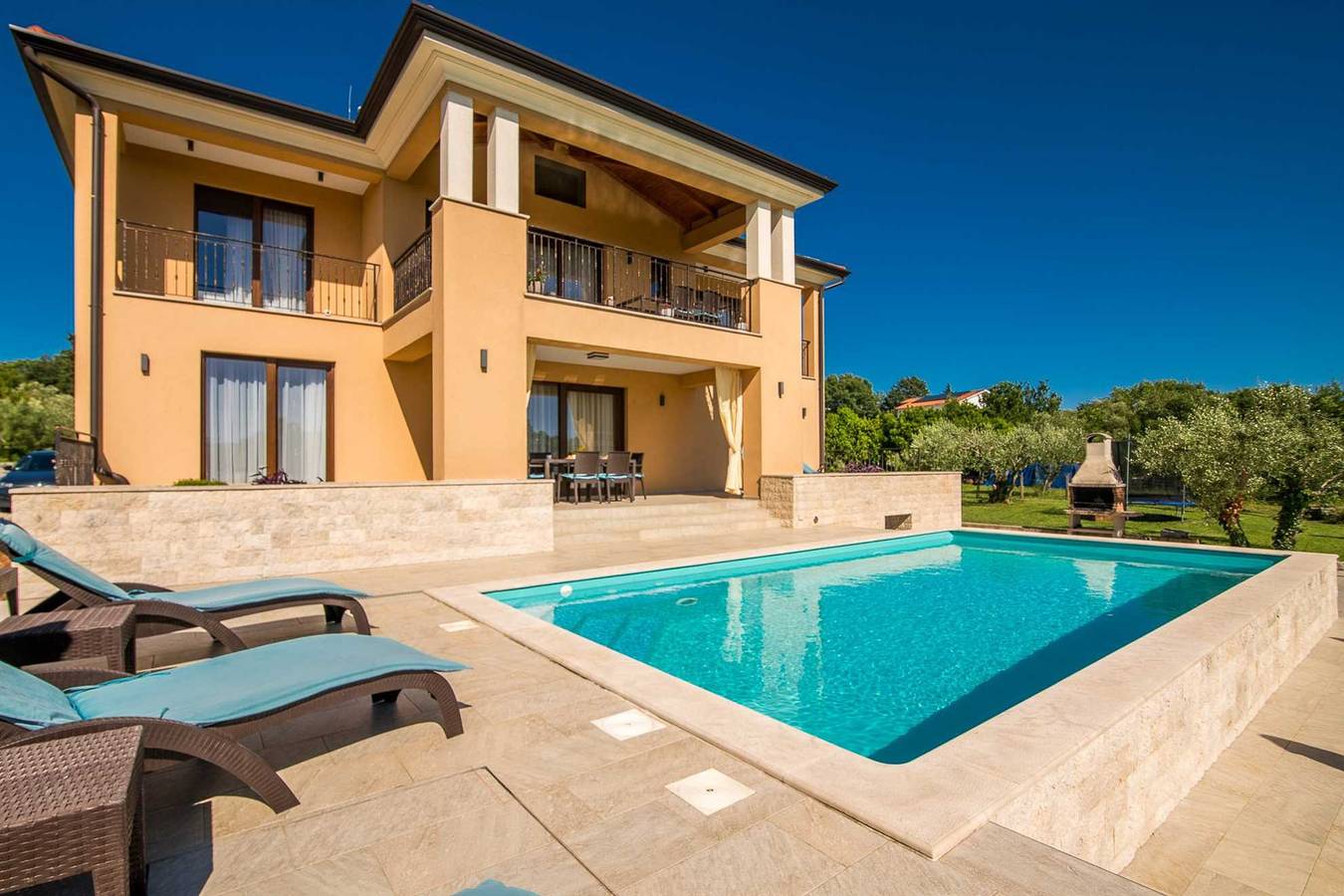 Ganze Wohnung, Apartment Villa Cecilia mit privatem Pool in Krk Stadt, Krk