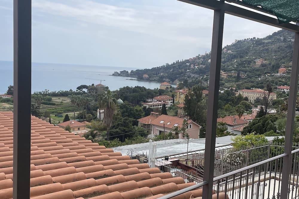 Little house in the hills overlooking the sea. Ideal for young couple in Latte (Ventimiglia), Ventimiglia